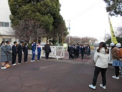 北野中でのあいさつ運動の様子