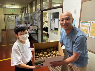 収穫を手伝ってくれた生徒と子ども食堂代表の木本さん